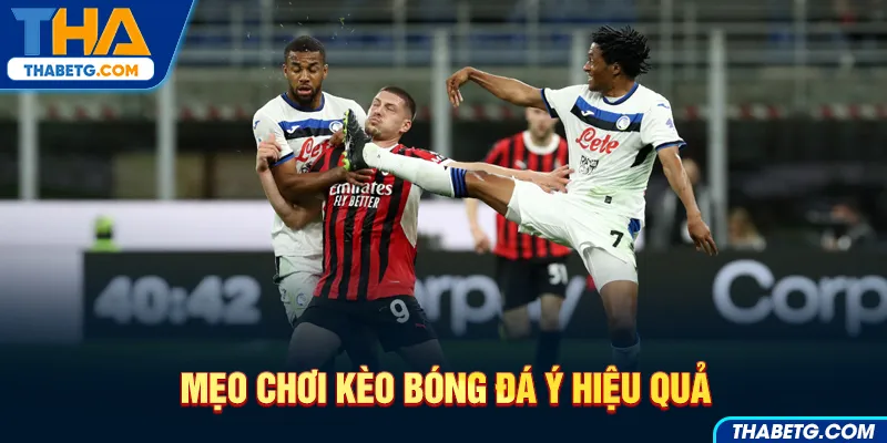 Hình ảnh mẹo chơi kèo bóng đá ý hiệu quả tại THABET với cầu thủ bóng đá trong trận đấu